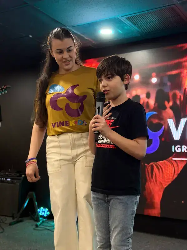 Adoração no culto da Videira Boston em Peabody